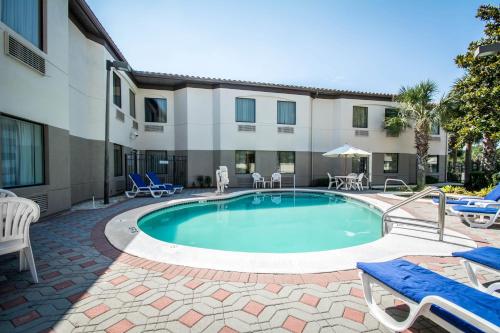 Swimming pool, Holiday Inn Express St. Augustine Dtwn - Historic By IHG in Anastasia Swimming pool, Holiday Inn Express St. Augustine Dtwn - Historic By IHG in Anastasia