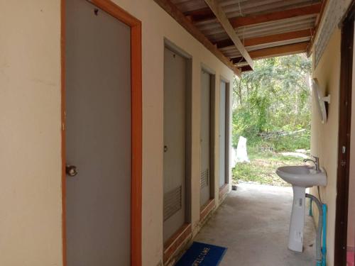 Badezimmer, เกาะลิบงซันไรส์ โฮมสเตย์ Koh libong sunrise Homestay in Koh Libong Badezimmer, เกาะลิบงซันไรส์ โฮมสเตย์ Koh libong sunrise Homestay in Koh Libong