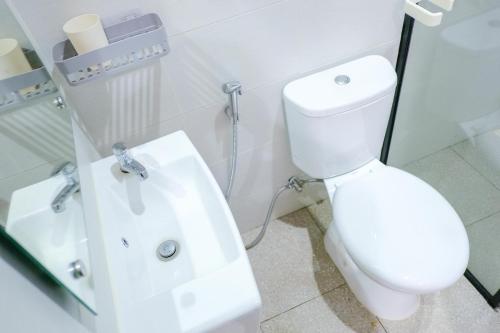 Bathroom, RedDoorz near Trans Studio Mall Cibubur 3 in Cibubur Bathroom, RedDoorz near Trans Studio Mall Cibubur 3 in Cibubur