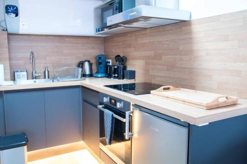 SECRET SUITE "Jungle" - Jacuzzi privatif - Gare RER C - Proche Paris in Bretigny-sur-Orge SECRET SUITE "Jungle" - Jacuzzi privatif - Gare RER C - Proche Paris in Bretigny-sur-Orge