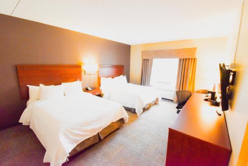 Guestroom, Canad Inns Destination Centre Garden City in Winnipeg (MB) Guestroom, Canad Inns Destination Centre Garden City in Winnipeg (MB)