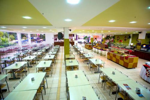 Golden Dolphin Grand Hotel via Giro ImobTech in Caldas Novas Golden Dolphin Grand Hotel via Giro ImobTech in Caldas Novas