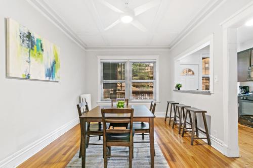 Indulging 2BR Apartment in Festive Boystown - Buckingham 1 in Lake View Indulging 2BR Apartment in Festive Boystown - Buckingham 1 in Lake View