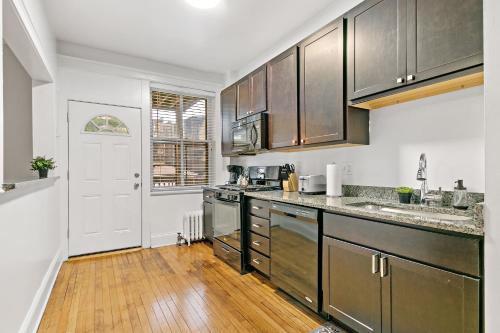 Indulging 2BR Apartment in Festive Boystown - Buckingham 1 in Lake View Indulging 2BR Apartment in Festive Boystown - Buckingham 1 in Lake View