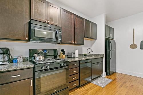 Indulging 2BR Apartment in Festive Boystown - Buckingham 1 in Lake View Indulging 2BR Apartment in Festive Boystown - Buckingham 1 in Lake View