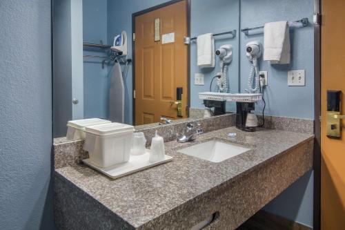 Bathroom, Rodeway Inn Carrollton I-35E in Carrollton Bathroom, Rodeway Inn Carrollton I-35E in Carrollton