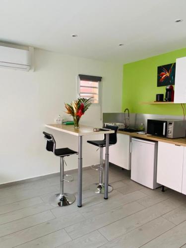 Résidence VWAL O VAN 1, studio plage à proximité (Residence VWAL O VAN 1, studio plage a proximite) in Sainte Anne Résidence VWAL O VAN 1, studio plage à proximité (Residence VWAL O VAN 1, studio plage a proximite) in Sainte Anne