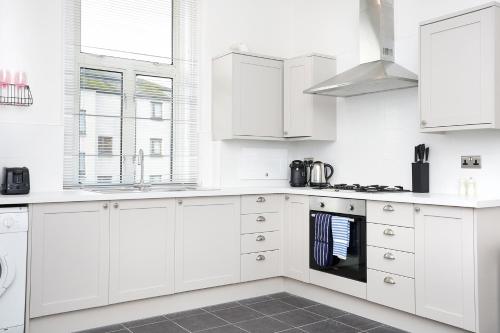 Kitchen, JOIVY Modern Apartment in Stockbridge in Stockbridge Kitchen, JOIVY Modern Apartment in Stockbridge in Stockbridge