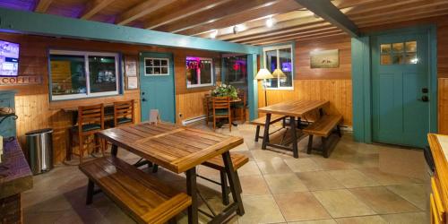 Shared lounge/TV area, Ouray Inn in Ouray (CO) Shared lounge/TV area, Ouray Inn in Ouray (CO)