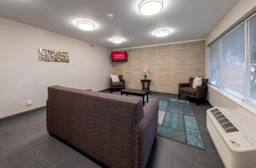 Előcsarnok, HomeTown Inn by Red Roof East Syracuse in East Syracuse Előcsarnok, HomeTown Inn by Red Roof East Syracuse in East Syracuse