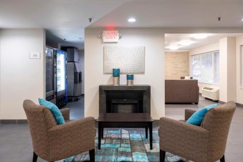 Előcsarnok, HomeTown Inn by Red Roof East Syracuse in East Syracuse Előcsarnok, HomeTown Inn by Red Roof East Syracuse in East Syracuse