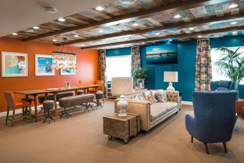 Shared lounge/TV area, Margaritaville Island Inn in Pigeon Forge (TN) Shared lounge/TV area, Margaritaville Island Inn in Pigeon Forge (TN)