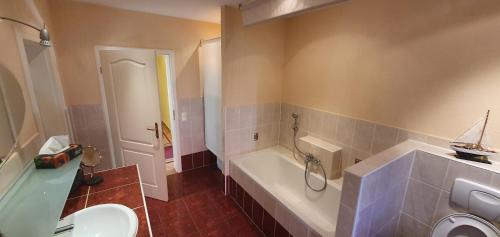 Bathroom, Ferienhaus Fichtenwalde, 160m², 3 SZ, 2 Bader, bis 6 Personen, Garten, VDSL in Beelitz Heilstatten Bathroom, Ferienhaus Fichtenwalde, 160m², 3 SZ, 2 Bader, bis 6 Personen, Garten, VDSL in Beelitz Heilstatten