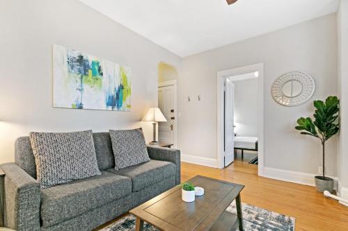 Real Comfort in a 2BR APT close to Wrigley Field Chicago