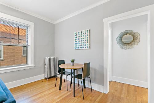 1BR Tranquil & Airy Apartment in Lincoln Square - Campbell rep in Ravenswood Gardens 1BR Tranquil & Airy Apartment in Lincoln Square - Campbell rep in Ravenswood Gardens