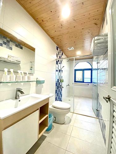Bathroom, Moon Bay Coastal Hotel near Wenshan Hot Spring Bathroom, Moon Bay Coastal Hotel near Wenshan Hot Spring