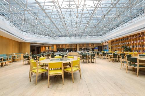 Restaurant, Holiday Inn Express Shanghai Songjiang Fangta By IHG in SongJiang and University Town Restaurant, Holiday Inn Express Shanghai Songjiang Fangta By IHG in SongJiang and University Town