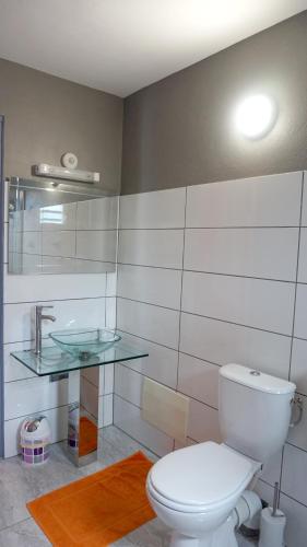 Salle de bain, Appartement cosy à Deshaies avec piscine partagée, 46 m² (Appartement cosy a Deshaies avec piscine partagee, 46 m²) in Deshaies Salle de bain, Appartement cosy à Deshaies avec piscine partagée, 46 m² (Appartement cosy a Deshaies avec piscine partagee, 46 m²) in Deshaies