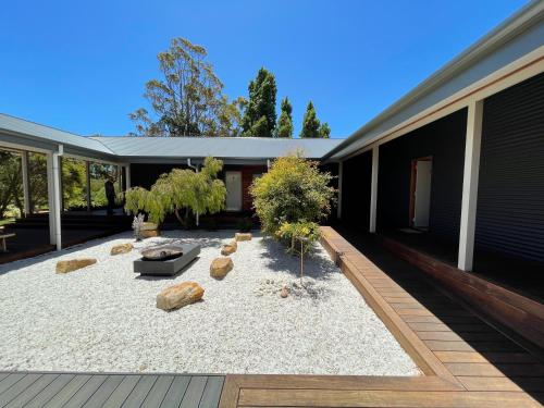 Grape Juice Retreat Rustic romantic gateway 5mins to beaches & town in Margaret River Grape Juice Retreat Rustic romantic gateway 5mins to beaches & town in Margaret River