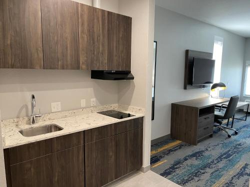 La Quinta Inn & Suites by Wyndham Dallas/Fairpark in Claremont La Quinta Inn & Suites by Wyndham Dallas/Fairpark in Claremont