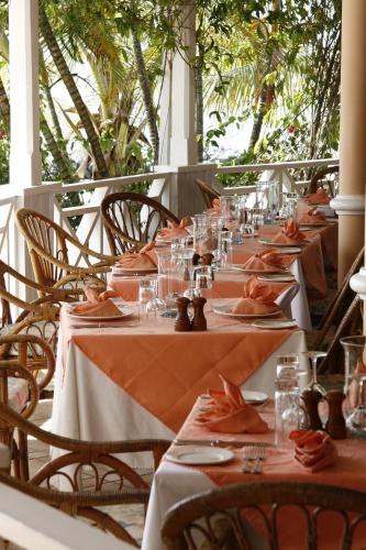 Restaurant, Coco Reef Resort & Spa in Crown Point Restaurant, Coco Reef Resort & Spa in Crown Point