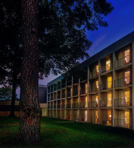 Kert, Historic Whispering Woods Hotel & Conference Center in Olive Branch (MS) Kert, Historic Whispering Woods Hotel & Conference Center in Olive Branch (MS)