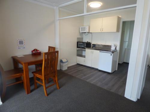 Kitchen, Sahara Guesthouse & Motels near Signal Hill Kitchen, Sahara Guesthouse & Motels near Signal Hill