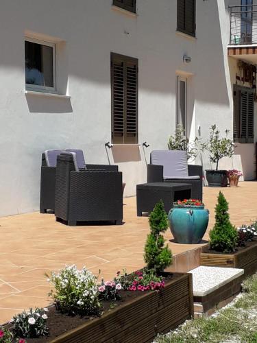 Casa Con Vista Holiday Rentals, Honeysuckle in Guardiagrele Casa Con Vista Holiday Rentals, Honeysuckle in Guardiagrele