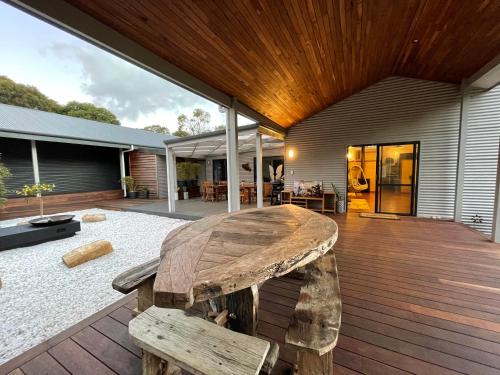 Grape Juice Retreat Rustic romantic gateway 5mins to beaches & town in Margaret River Grape Juice Retreat Rustic romantic gateway 5mins to beaches & town in Margaret River