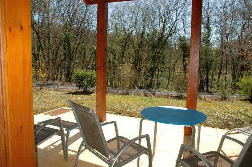 מרפסת, Maison de 2 chambres avec vue sur le lac piscine partagee et jardin amenage a Lachapelle Auzac in Souillac מרפסת, Maison de 2 chambres avec vue sur le lac piscine partagee et jardin amenage a Lachapelle Auzac in Souillac