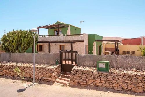 Eksterijer hotela, 4 bedrooms villa with private pool enclosed garden and wifi at Casillas de Morales in Yaiza Eksterijer hotela, 4 bedrooms villa with private pool enclosed garden and wifi at Casillas de Morales in Yaiza