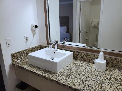 Bathroom, Exchange Club Motel in Beatty (NV) Bathroom, Exchange Club Motel in Beatty (NV)
