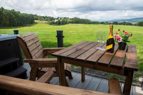 Luxurious Super-king Lodge with hot tub in Langbank Luxurious Super-king Lodge with hot tub in Langbank