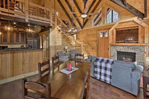 Hilltop Cabin on 5 Acres with Hot Tub and Waterfall! in ชานเมืองพีเจี้ยน ฟอร์จ Hilltop Cabin on 5 Acres with Hot Tub and Waterfall! in ชานเมืองพีเจี้ยน ฟอร์จ