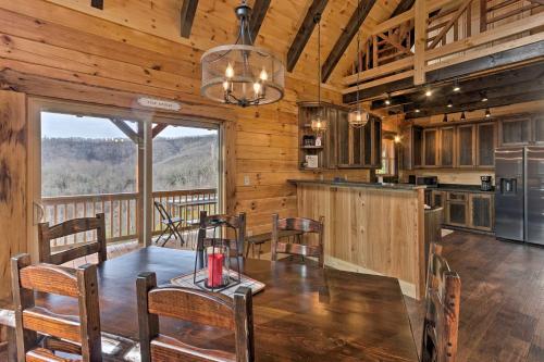Hilltop Cabin on 5 Acres with Hot Tub and Waterfall! in ชานเมืองพีเจี้ยน ฟอร์จ Hilltop Cabin on 5 Acres with Hot Tub and Waterfall! in ชานเมืองพีเจี้ยน ฟอร์จ