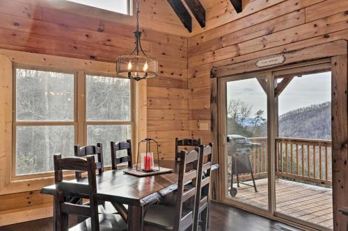 Hilltop Cabin on 5 Acres with Hot Tub and Waterfall! in ชานเมืองพีเจี้ยน ฟอร์จ Hilltop Cabin on 5 Acres with Hot Tub and Waterfall! in ชานเมืองพีเจี้ยน ฟอร์จ