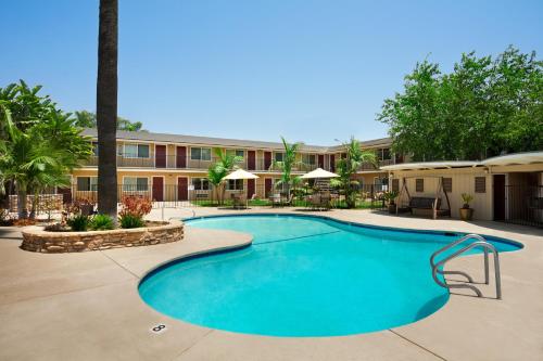 Swimming pool, Travelodge by Wyndham Santa Maria in Santa Maria (CA) Swimming pool, Travelodge by Wyndham Santa Maria in Santa Maria (CA)