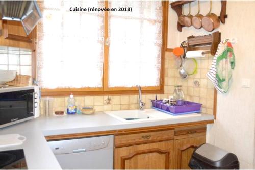 مطبخ, Maison de charme à Ferrières-Saint-Mary avec vue montagne (Maison de charme a Ferrieres-Saint-Mary avec vue montagne) in Massiac مطبخ, Maison de charme à Ferrières-Saint-Mary avec vue montagne (Maison de charme a Ferrieres-Saint-Mary avec vue montagne) in Massiac