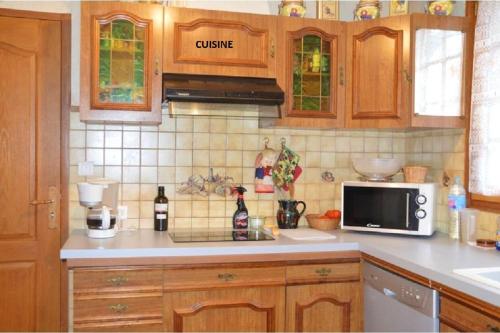 مطبخ, Maison de charme à Ferrières-Saint-Mary avec vue montagne (Maison de charme a Ferrieres-Saint-Mary avec vue montagne) in Massiac مطبخ, Maison de charme à Ferrières-Saint-Mary avec vue montagne (Maison de charme a Ferrieres-Saint-Mary avec vue montagne) in Massiac