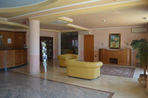 Vestíbulo, Hotel Parco Serrone in Corato Vestíbulo, Hotel Parco Serrone in Corato