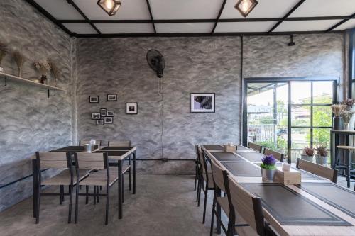Restaurant, บ้านสวนวารินทร์ รีสอร์ท near Farm Chokchai Restaurant, บ้านสวนวารินทร์ รีสอร์ท near Farm Chokchai