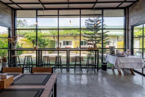 Restaurant, บ้านสวนวารินทร์ รีสอร์ท near Farm Chokchai Restaurant, บ้านสวนวารินทร์ รีสอร์ท near Farm Chokchai