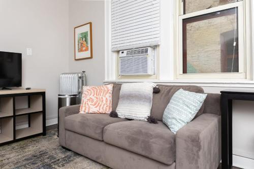 Classic HP 1BR with Fast Transit to UChicago & DT by Zen Rentals Chicago 