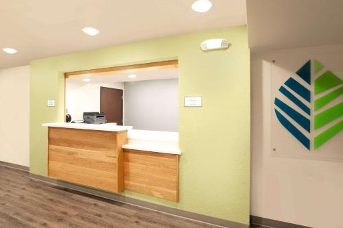 Lobby, WoodSpring Suites Houston 288 South Medical Center in South Houston Lobby, WoodSpring Suites Houston 288 South Medical Center in South Houston