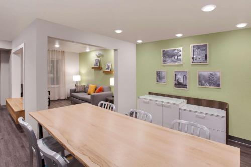 Lobby, WoodSpring Suites Houston 288 South Medical Center in South Houston Lobby, WoodSpring Suites Houston 288 South Medical Center in South Houston