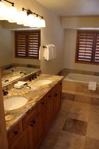 Woods Manor #302-A - Close to Main Street - Access to Indoor Hot Tub and Shuttle in Warrior's Mark Woods Manor #302-A - Close to Main Street - Access to Indoor Hot Tub and Shuttle in Warrior's Mark
