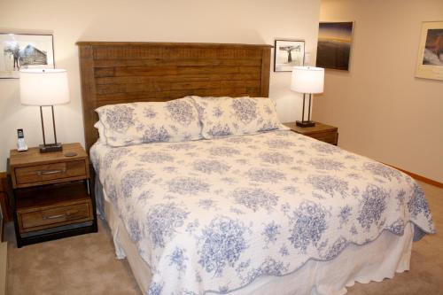 Woods Manor #302-A - Close to Main Street - Access to Indoor Hot Tub and Shuttle in Warrior's Mark Woods Manor #302-A - Close to Main Street - Access to Indoor Hot Tub and Shuttle in Warrior's Mark