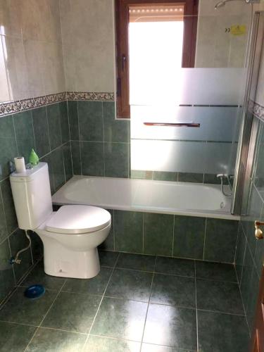 Kupaonica, 5 bedrooms house with enclosed garden and wifi at Casasola 1 km away from the beach in Ruiloba Kupaonica, 5 bedrooms house with enclosed garden and wifi at Casasola 1 km away from the beach in Ruiloba
