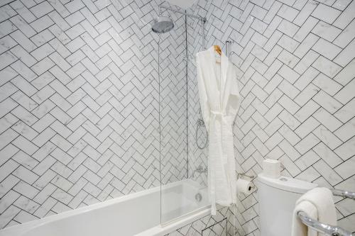 Bathroom, Kula London - Fitzrovia Newman St in Bloomsbury Bathroom, Kula London - Fitzrovia Newman St in Bloomsbury