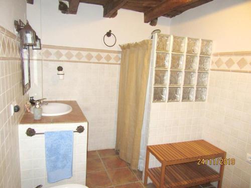 Kupaonica, 5 bedrooms house with furnished terrace and wifi at El Alcornocal in Fuente Obejuna Kupaonica, 5 bedrooms house with furnished terrace and wifi at El Alcornocal in Fuente Obejuna